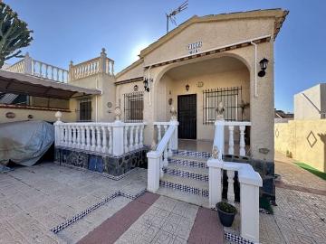 Chalet en venta en La Marina, Alicante Costa Blanca