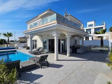 Chalet en venta en La Marina, Alicante Costa Blanca