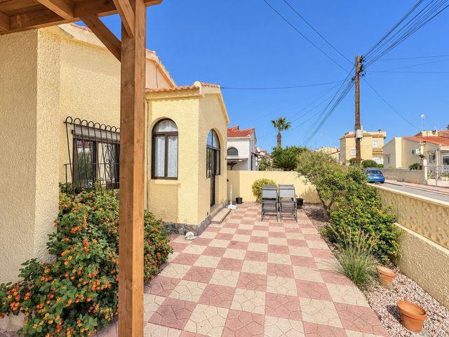 Chalet en venta en La Marina, Alicante Costa Blanca