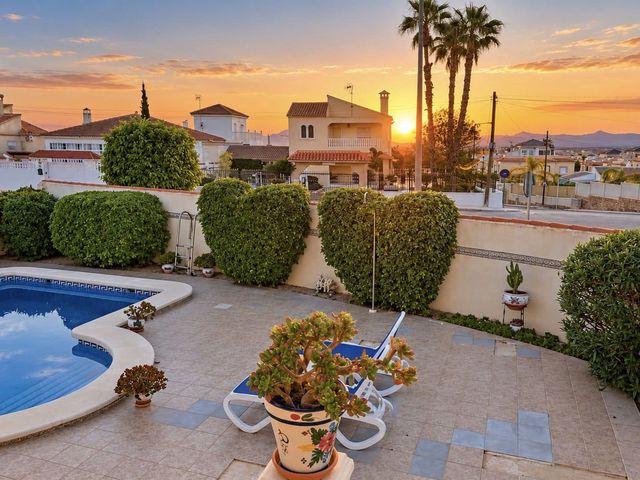 Chalet en venta en La Marina, Alicante Costa Blanca