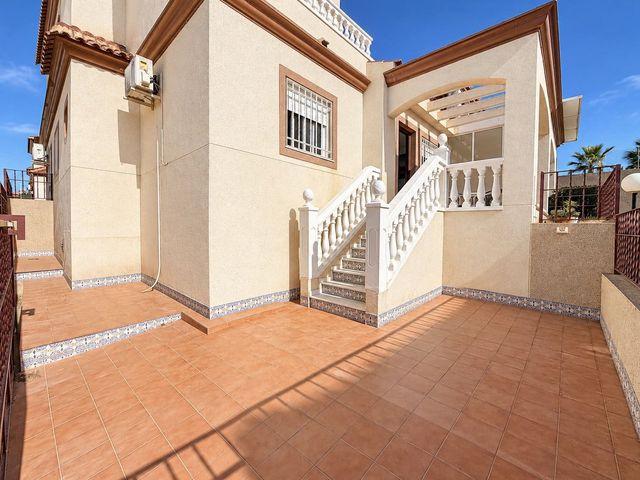 Chalet en venta en La Marina, Alicante Costa Blanca