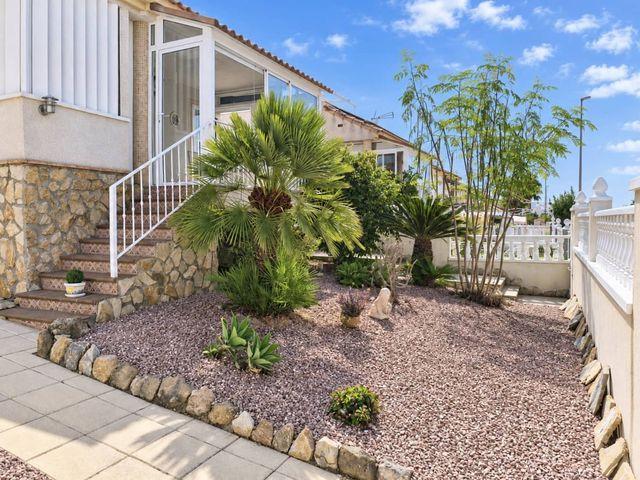 Chalet en venta en La Marina, Alicante Costa Blanca