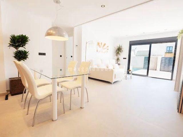 Chalet en venta en La Marina, Alicante Costa Blanca