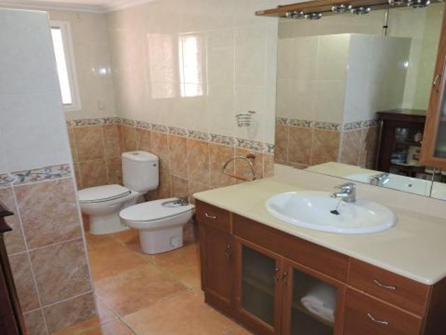 Chalet en venta en la Pobla de Vallbona de 5 habitaciones, 3 baños y piscina propia
