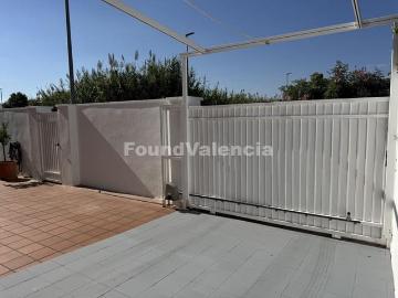 Chalet en venta en La Pobla de Vallbona, Valencia