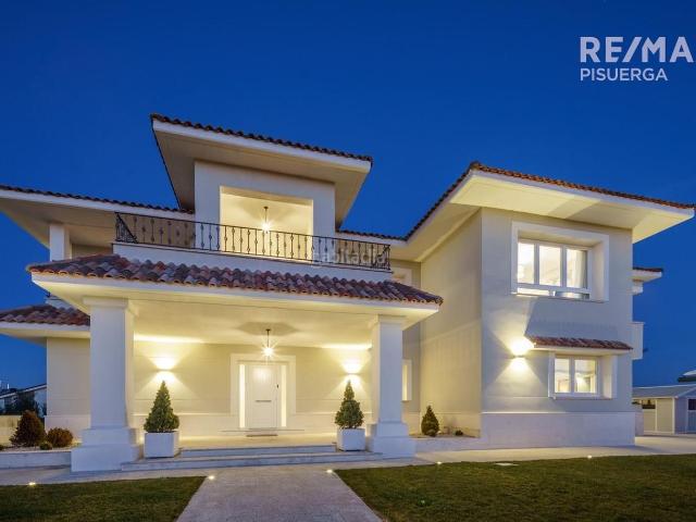 Chalet en venta en Laguna de Duero. Villa en venta en Bosque Real. Chalets Laguna de.