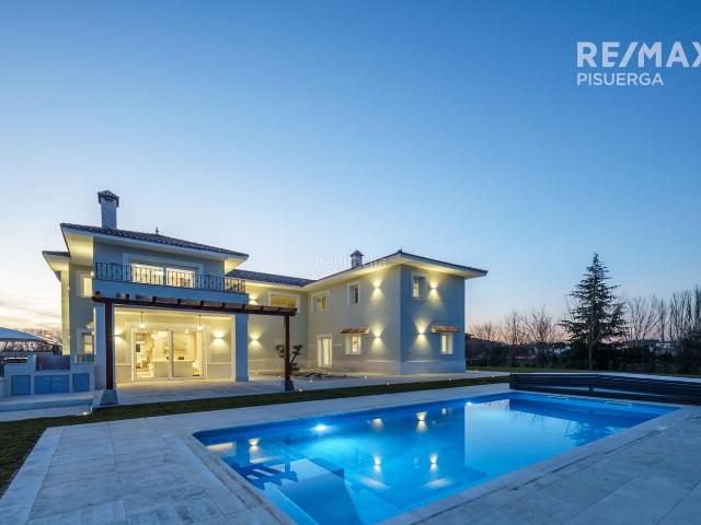 Chalet en venta en Laguna de Duero. Villa en venta en Bosque Real. Chalets Laguna de.