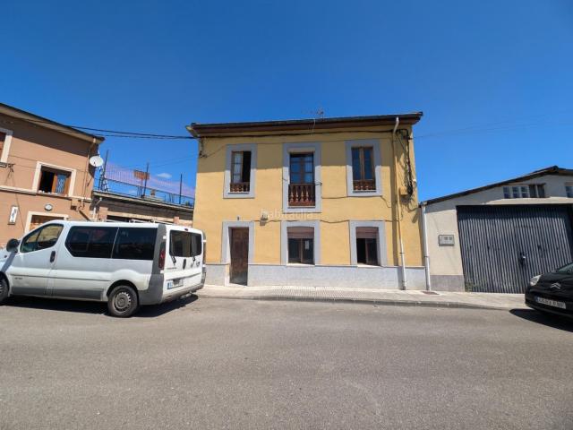 Chalet en venta en Langreo, Lada. CASA DE DOS PLANTAS CON PATIO EN LADA LANGREO. Chalets.