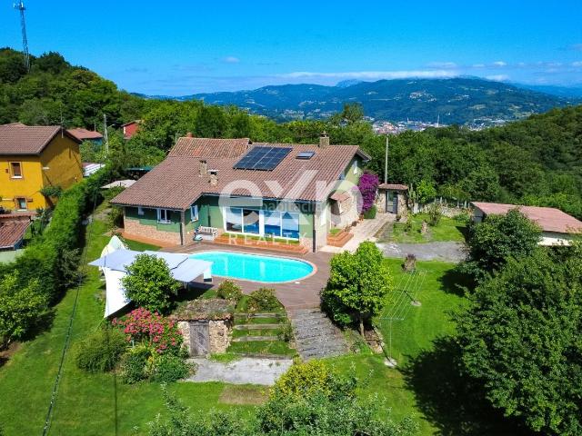 Chalet en venta en Langreo, Lada. Casa reformada con piscina, frutales y parcela edificable en entorno natural privilegiado Veneros, Langreo. Chalets.