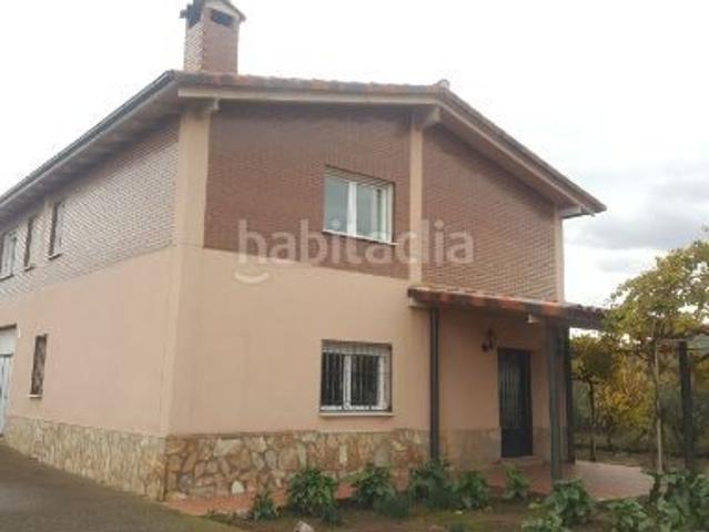 Chalet en venta en Lardero. Chalet en Venta en la Carretera Soria, 2.500metros de parcela, termino de Lardero. Edificación de 220metros, dividio en dos planta. Chalets.