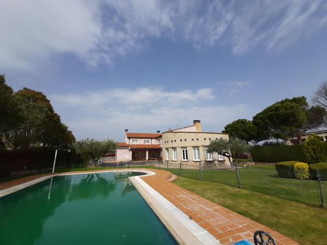 Chalet en venta en Lardero. Espectacular chalet individual en la zona de avenida de Madrid, con parcela de 1.532 m2. Casa de 653mº, Todas las orientaciones. 5. Chalets.