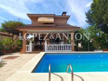 Villa en venta en L'Eliana - Jardín