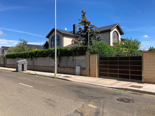 Chalet en venta en León, Las Eras de Renueva. Casa en Calle Ejército Del Aire. Chalets.