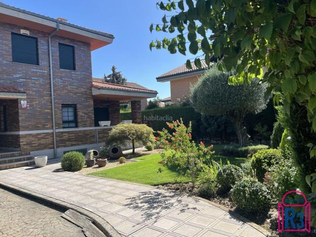 Chalet en venta en León, Las Eras de Renueva. Chalet individual con 1000 m de parcela al principio de Eras. Con piscina. Chalets.