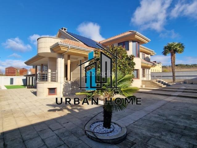 Chalet en venta en León, Las Eras de Renueva. URBAN HOME VENDE CHALET EXLUSIVO CON PISCINA CLIMATIZADA EN ERAS DE RENUEVA!. Chalets.
