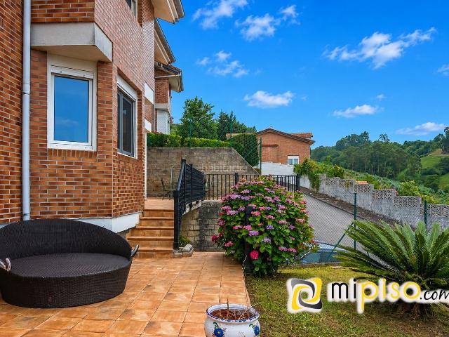 Chalet en venta en Limpias. Desde inmobiliaria Mi Piso os presentamos en exclusiva este chalet unifamiliar. Ubicado en el tranquilo entorno residencial de Señ. Chalets.