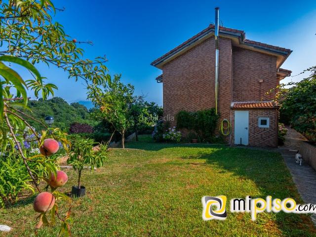 Chalet en venta en Limpias. Desde inmobiliaria Mi Piso os presentamos en exclusiva este chalet unifamiliar. Ubicado en el tranquilo entorno residencial de Señ. Chalets.