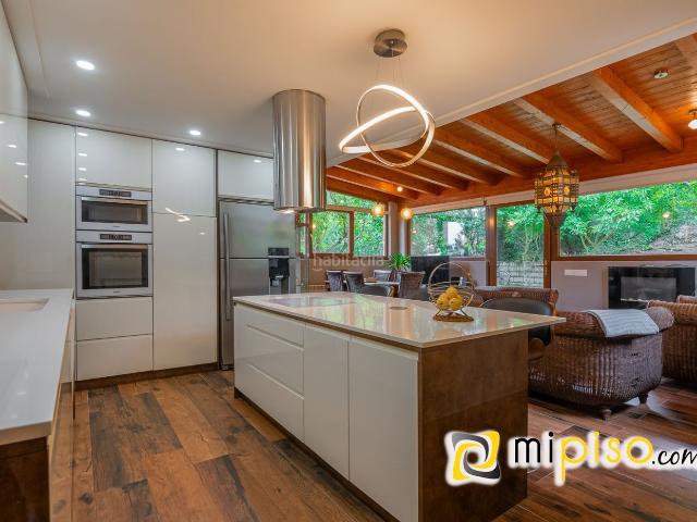 Chalet en venta en Limpias. Desde inmobiliaria Mi Piso os presentamos en exclusiva este chalet unifamiliar. Ubicado en el tranquilo entorno residencial de Señ. Chalets.