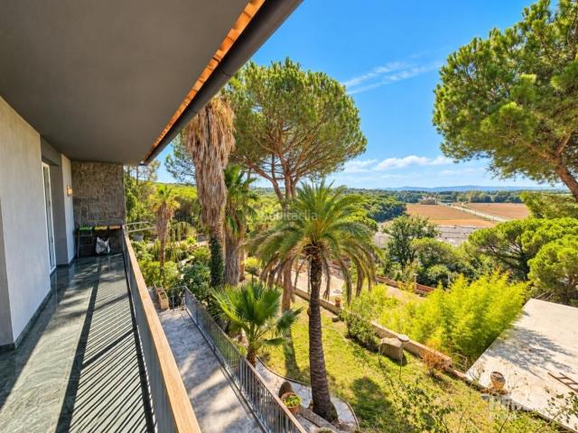 Chalet en venta en Llambilles. LLAV02AC Llambilles Finca singular con casa de diseño, más de una hectárea y amplias naves auxiliares. Chalets.