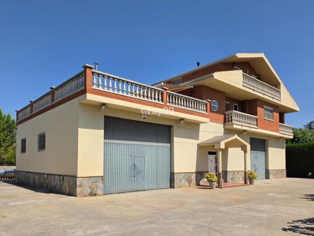 Chalet en venta en Lleida, Partides Rurals. GRAN FINCA CON XALET, NAVE Y AMPLIA PARCELA MÚLTIPLES POSIBILIDADES. Chalets.