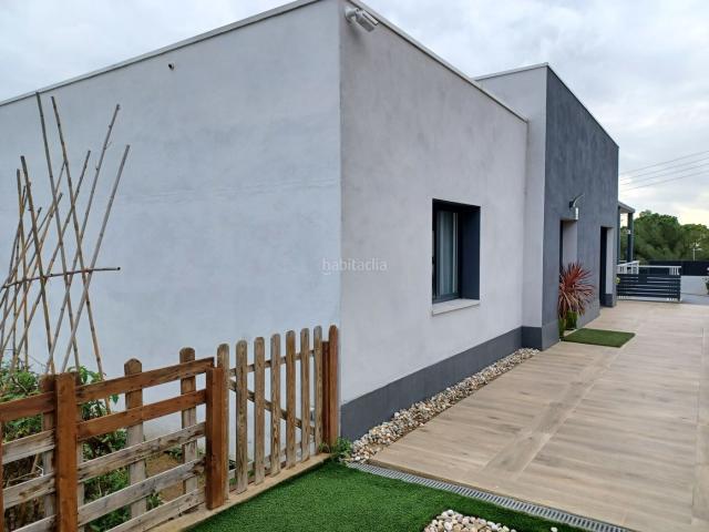 Chalet en venta en Llers. Casa unifamiliar en planta baja seminueva. Chalets.