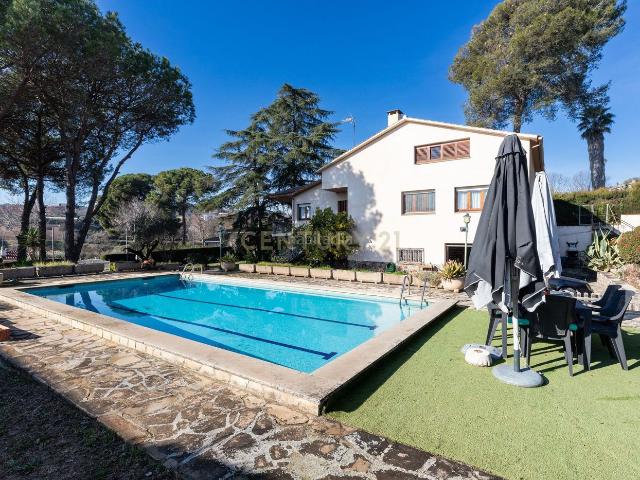 Chalet en venta en Lliçà d´Amunt. Hay casas bonitas. y luego están las que te hacen imaginar una vida completamente diferente. Chalets Lliçà.