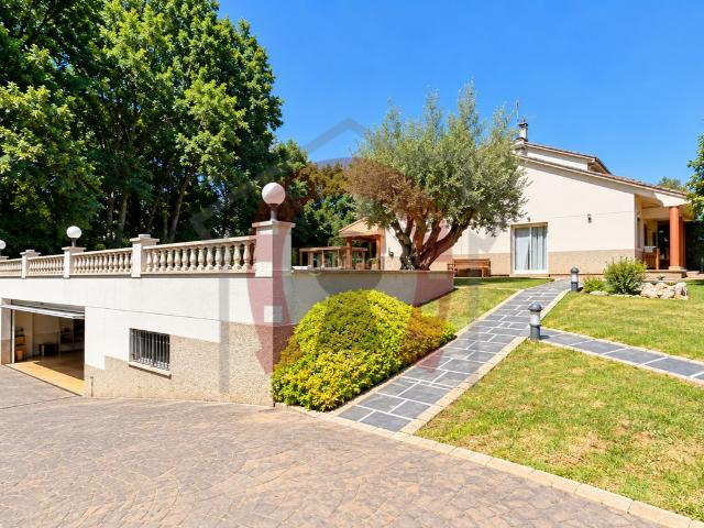 Chalet en venta en Lliçà d´Amunt. CHALET CON DOBLE PARCELA Y PISCINA MUY CERCA DE PALAU DE PLEGAMANS. Chalets Lliçà.