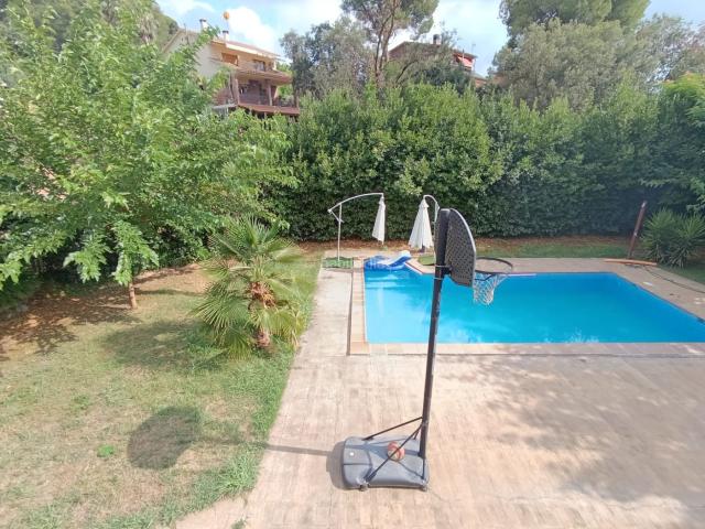 Chalet en venta en Lliçà de Vall. Casa para 2 o 3 familias con instituto caminando. Chalets Lliçà de.