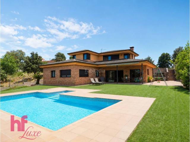 Chalet en venta en Lliçà de Vall. Espectacular casa a cuatro vientos con piscina climatizada, 35 placas solares y acceso directo al bosque en Can Lledó. Chalets Lliçà de.