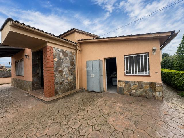 Chalet en venta en Llinars del Vallès. Casa amb jardí i parcel·la de 360 m² a Llinars del Vallès. Chalets Llinars del.