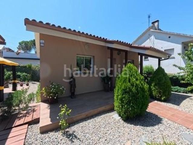Chalet en venta en Llinars del Vallès. Casa unifamiliar de planta baixa amb estudi independent i jardí privat a Llinars del Vallès 370.000. Chalets Llinars del.