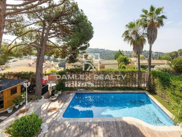 Chalet en venta en calle D'antonio Machado, Lloret de Mar, de 332 m² 5 habitaciones por 749.000