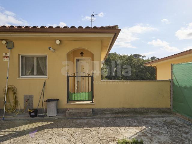 Chalet en venta en Lloret de Mar, Lloret Residencial Montlloret Costa Brava. Preciosa casa independiente en urbanización de Lloret de Mar. Chalets Lloret de.