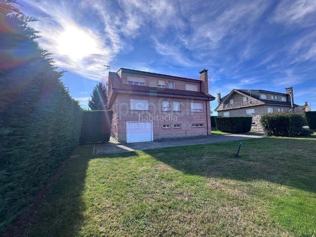 Chalet en venta en Lugo, Parroquias del Este. En venta excepcional chalet con parcela y piscina a 3 min. aprox. del Hospital de Lugo!. Chalets.