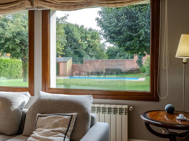 Chalet en venta en Lugo, Parroquias del Oeste. CAHALET DE LUJO A 5 KILÓMETROS DE LUGO CON PISCINA Y VISTAS VERDES. Chalets.