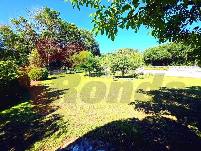 Chalet en venta en Lugo, Parroquias del Oeste. Exclusivo Refugio Familiar Privacidad y Confort a un Paso de Lugo. Chalets.