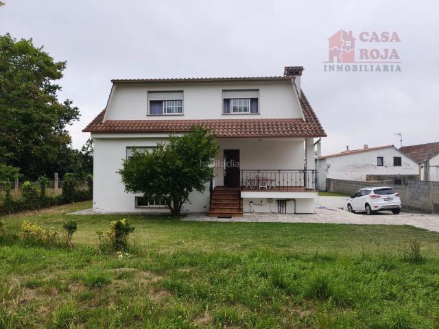 Chalet en venta en Moaña. Chalet con vistas a la ría de Vigo en Tirán. Amplio, amueblado y listo para entrar. Chalets.