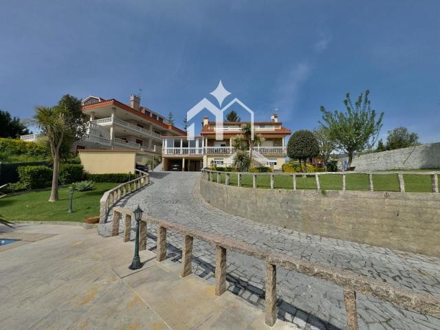 Chalet en venta en Moaña. Chalet con 3 viviendas independientes, piscina y vistas espectaculares en Moaña. Chalets.