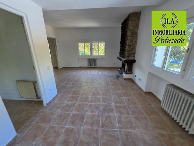 Chalet en venta en Molar El. Encantadora vivienda en Pedrezuela con Piscina Privada. Chalets Molar.