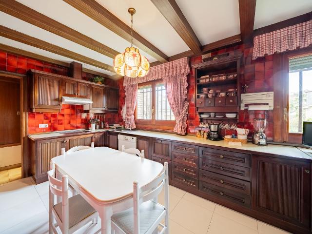 Chalet en venta en Molar El. Se presenta este magnífico chalet independiente con unas vistas espectaculares, situado en El Molar, Madrid. Distribuido en 2 plan. Chalets Molar.