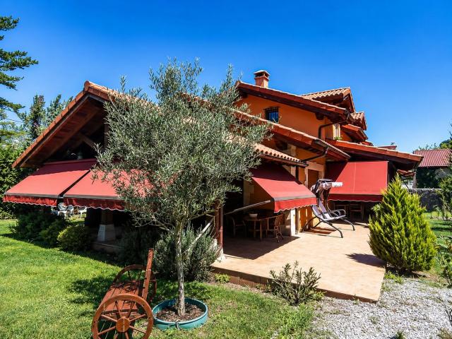 Chalet en venta en Molledo. Chalet independiente. Chalets.