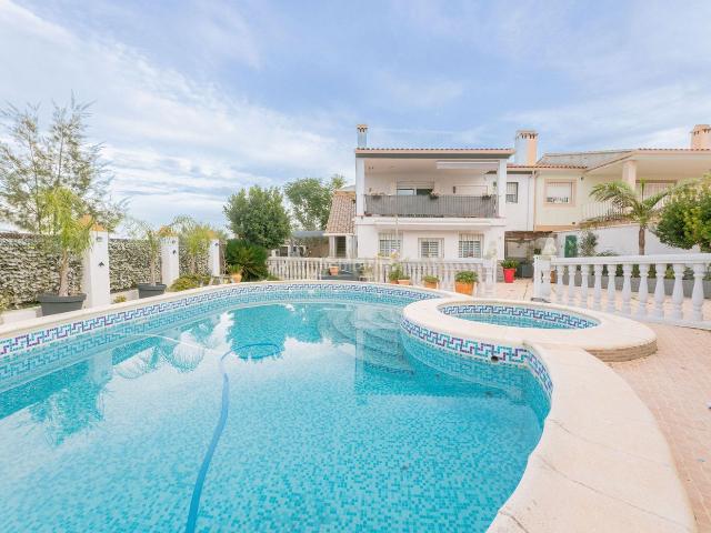 Chalet en venta en Monserrat. Amplia vivienda con piscina y jacuzzi en Calle Girasol, Montserrat. Chalets.