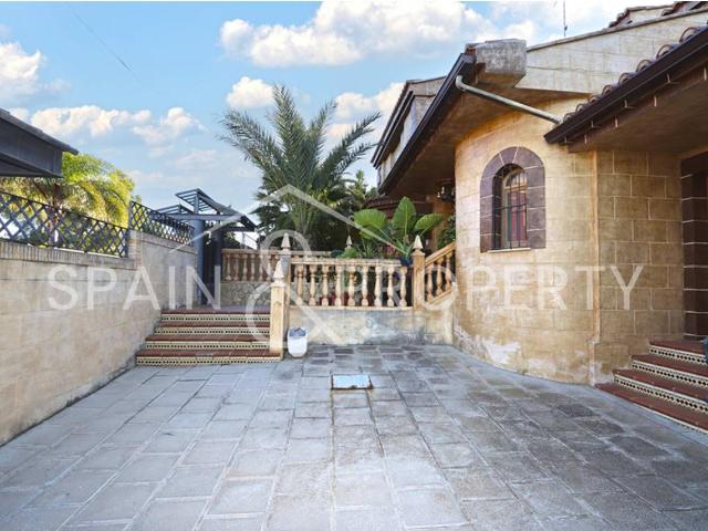 Chalet en venta en Monserrat. Chalet a la venta en suelo urbano en Montserrat, Valencia. Chalets.