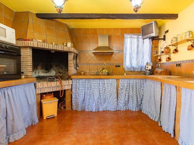 Chalet en venta en Monserrat. Chalet independiente con piscina de agua salada, buhardilla y espacios para disfrutar todo el año en Montserrat. Chalets.