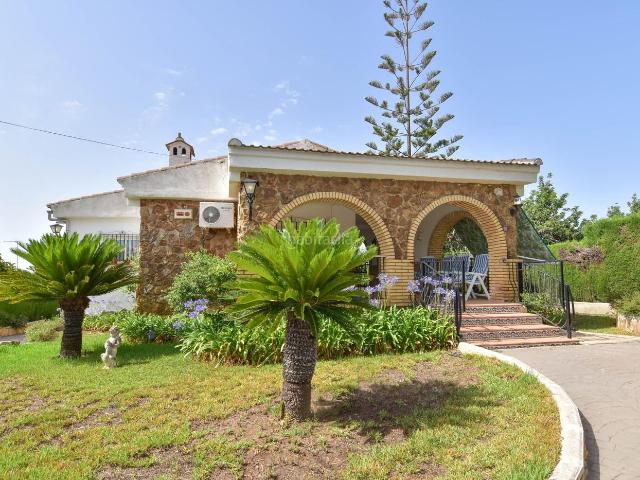 Chalet en venta en Monserrat. La tranquilidad que siempre imaginaste, el hogar que siempre soñaste. Chalets.