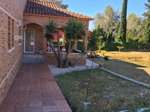 Chalet en venta en Montmell El. Exclusivo chalet de planta baja con jardín privado, garaje y porche, a pocos minutos de la playa. Chalets Montmell.