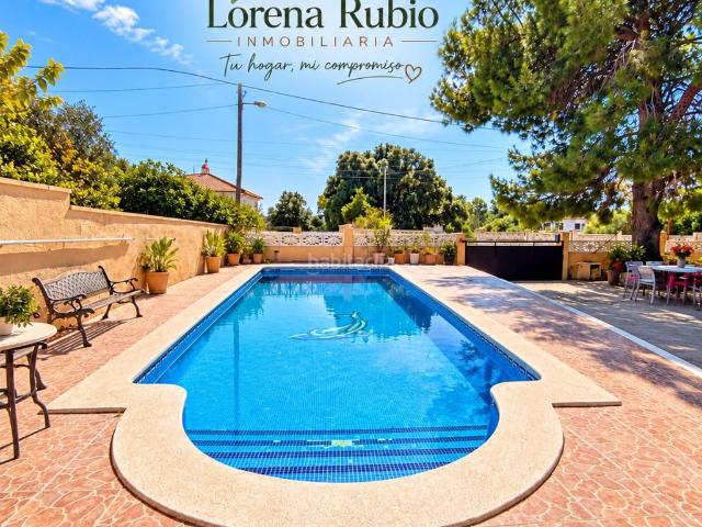 Chalet en venta en Montmell El. VIVIENDA CON PISCINA, AMPLIO GARAJE Y ZONA EXTERIOR EN EL MIRADOR DEL PENEDÈS. Chalets Montmell.