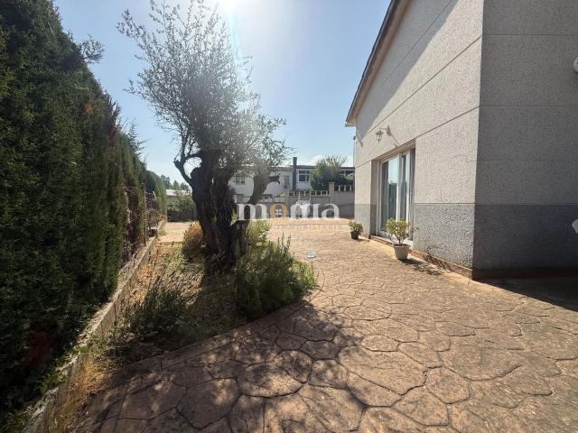 Chalet en venta en Montornès del Vallès. MONTORNES CAN COLL CASA CON JARDIN EN UNA PLANTA. Chalets Montornès del.