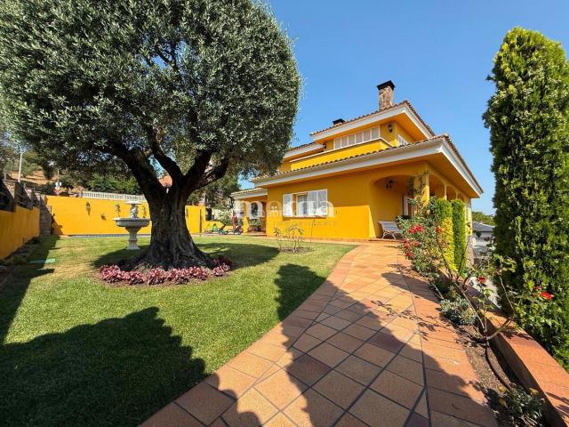 Chalet en venta en Montornès del Vallès. MONTORNÉS ZONA CAN COLL GRAN CASA CON PISCINA. Chalets Montornès del.