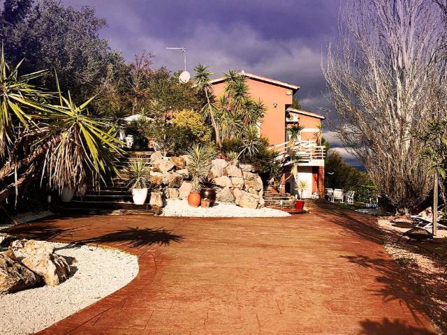 Chalet en venta en Montornès del Vallès. ¡Tu refugio a 20 min de Barcelona: Vivir de vacaciones todo el año!. Chalets Montornès del.